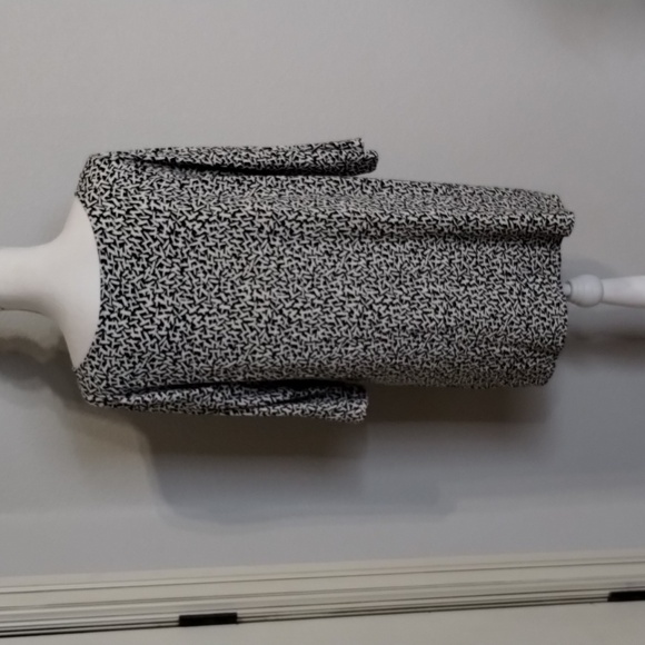 J. Jill Top Missy Medium Black and White Print Long Top with pockets Stretch - Picture 5 of 10